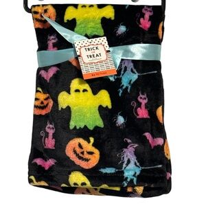 Halloween pet blanket NWT, very soft. 30x40. Black with multicolor designs